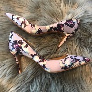 Banana Republic purple floral satin pump